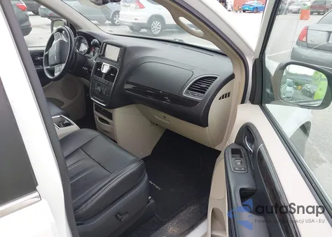 2015 Chrysler Town & Country Touring-L z USA, uszkodzony, nr VIN 2C4RC1CG9FR573863